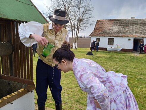 Vodeni ponedeljak na subotičkom salašu Stigli momci da vodom polivaju devojke: Stari bunjevački običaji ili Vodeni ponedeljak na subotičkom salašu 14