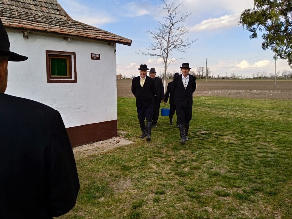 Stigli momci da vodom polivaju devojke: Stari bunjevački običaji ili Vodeni ponedeljak na subotičkom salašu 5 Stigli momci da vodom polivaju devojke: Stari bunjevački običaji ili Vodeni ponedeljak na subotičkom salašu 15