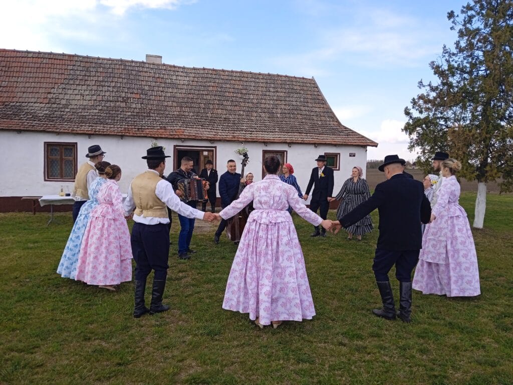 Stigli momci da vodom polivaju devojke: Stari bunjevački običaji ili Vodeni ponedeljak na subotičkom salašu 7 Stigli momci da vodom polivaju devojke: Stari bunjevački običaji ili Vodeni ponedeljak na subotičkom salašu 17