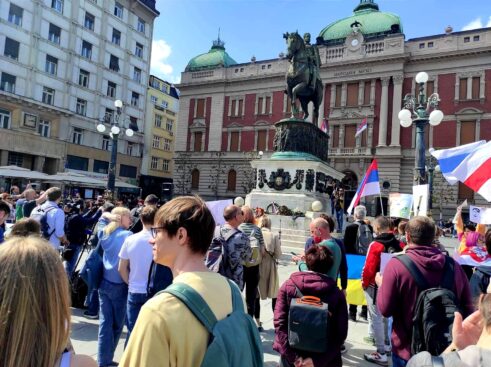Građani na Trgu republike u Beogradu pozvali na mir i prestanak rata u Ukrajini (VIDEO) 9