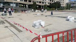 trg Užice U toku zamena ploča na Trgu partizana u Užicu 2