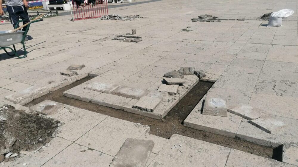 U toku zamena ploča na Trgu partizana u Užicu 1