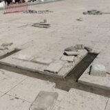 U toku zamena ploča na Trgu partizana u Užicu 4