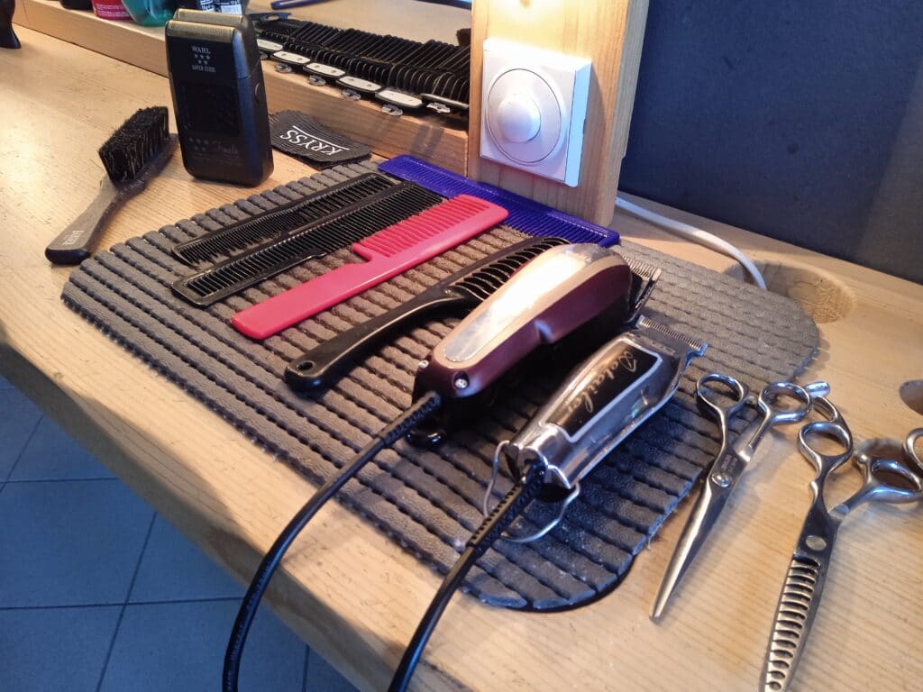 Britva, električni brijač i mašinica za skraćivanje brade: Alat kojim Subotičanin čuva stari zanat 4