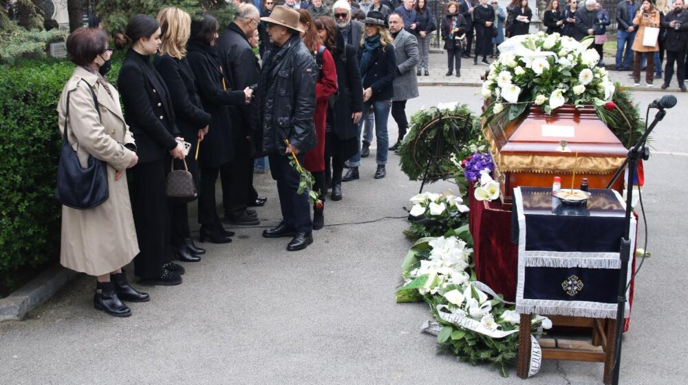 Legendarni reditelj Dejan Mijač sahranjen danas u Aleji zaslužnih građana na Novom groblju 1