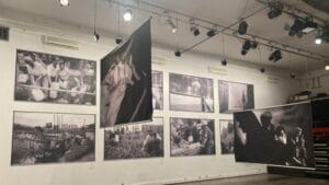 Sa izložbe fotografija “Opsada”: Porodica oplakuje smrt deteta, žena plače nad kovčegom voljene osobe 2