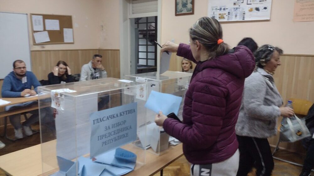U Kragujevcu na glasačkom mestu u Medicinskoj školi za prvih sat vremena glasalo dva odsto birača 1