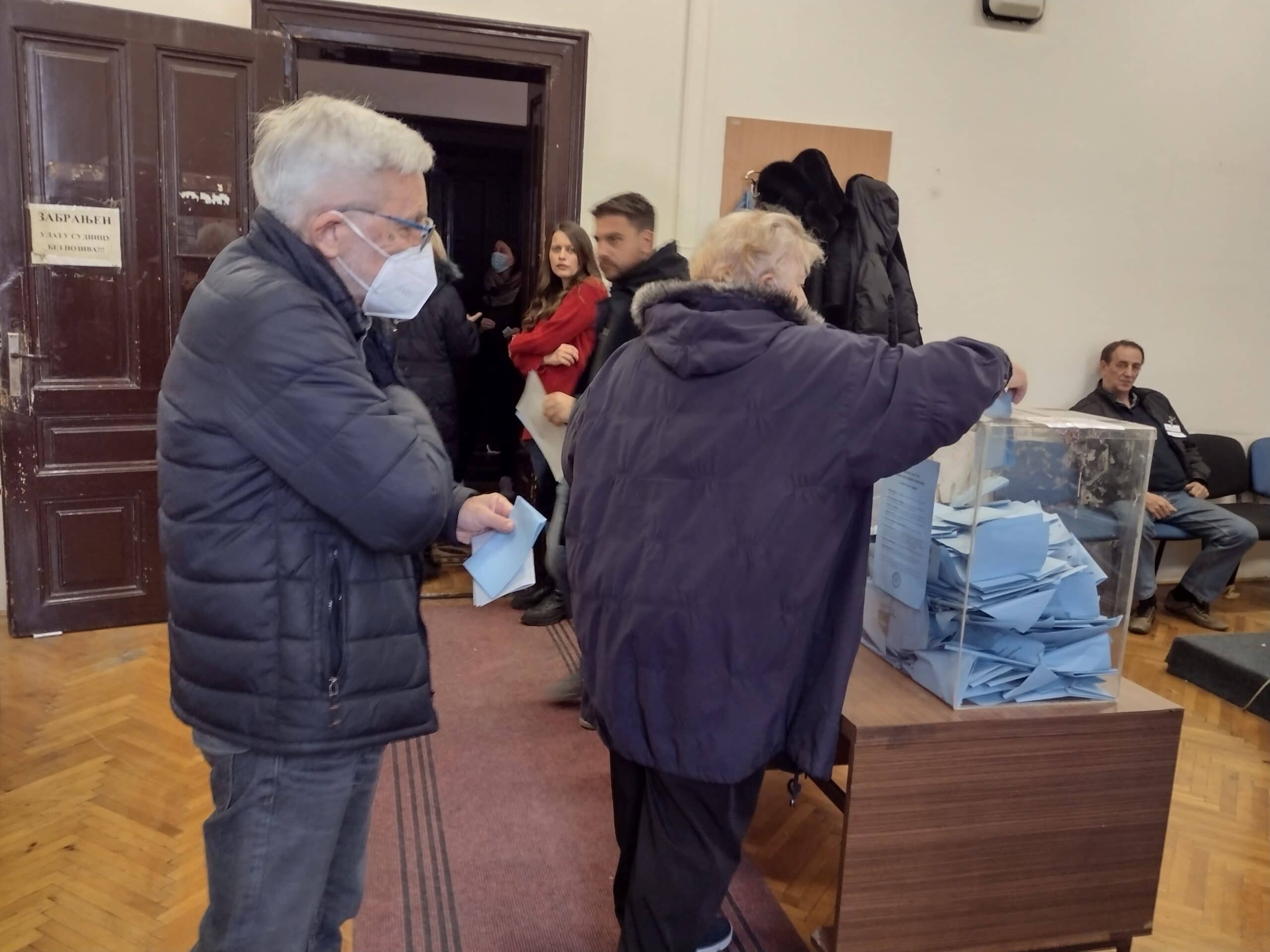 Do 16 sati u Kragujevcu izašlo oko 42 odsto birača, napadnut kontrolor liste „Ujedinjeni za pobedu Srbije” 2