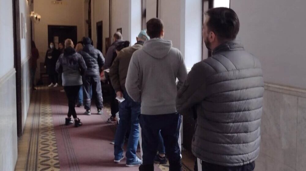 Do 16 sati u Kragujevcu izašlo oko 42 odsto birača, napadnut kontrolor liste „Ujedinjeni za pobedu Srbije” 1