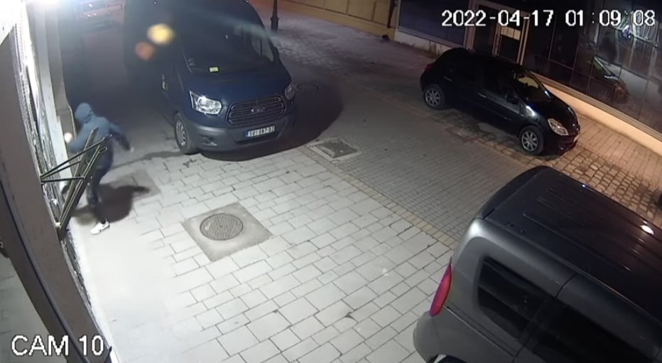 Subotička policija uhvatila muškarca koji je razbio stakla na Pannon televiziji 1