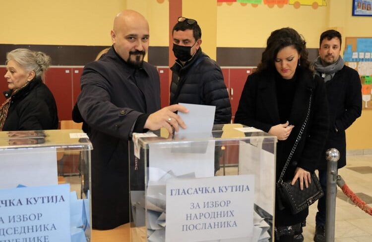 U Kragujevcu do 14 sati izašla gotovo tećina birača, glasali i vlast i opozicija 1