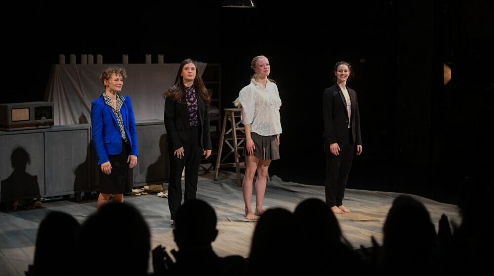 Akcija Beogradskog festivala igre i Mozzarta – žene iz Sigurnih kuća na premijeri predstave „Potkrovlje“ 1