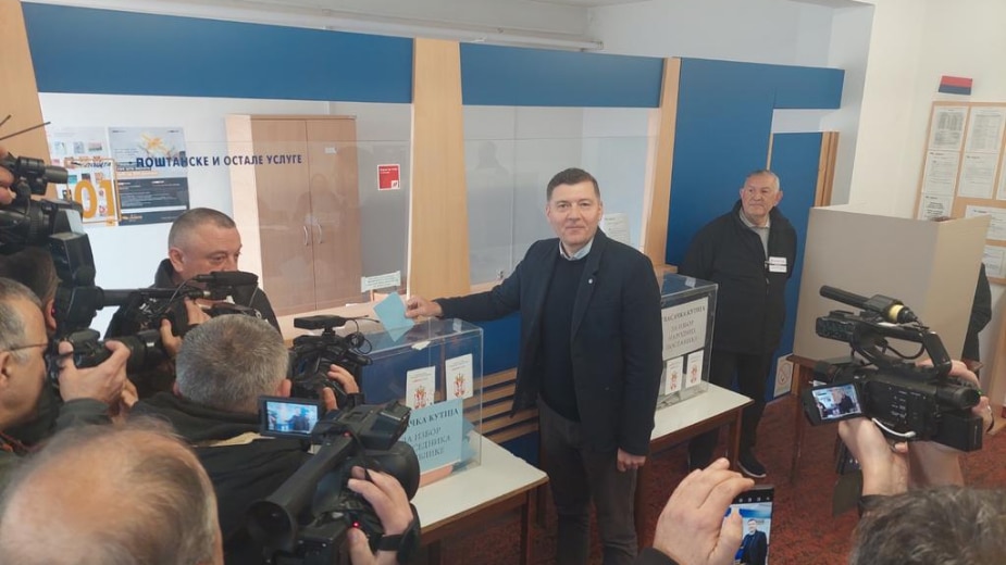 IZBORI UŽIVO: Vučić objavio pobedu na predsedničkim izborima, SNS ima većinu u parlamentu 27
