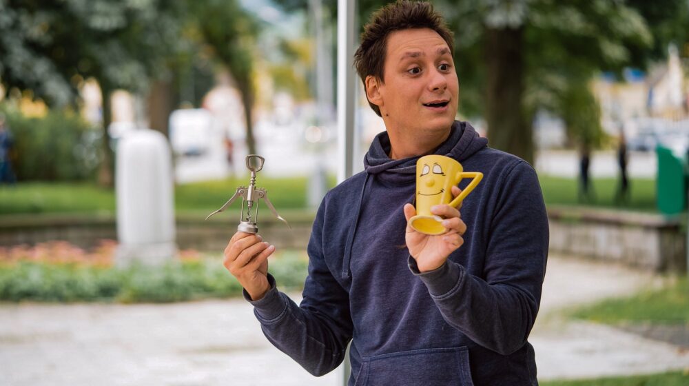 Predmeti koji govore i dva superheroja, žena-drvo i čovek-ptica 1