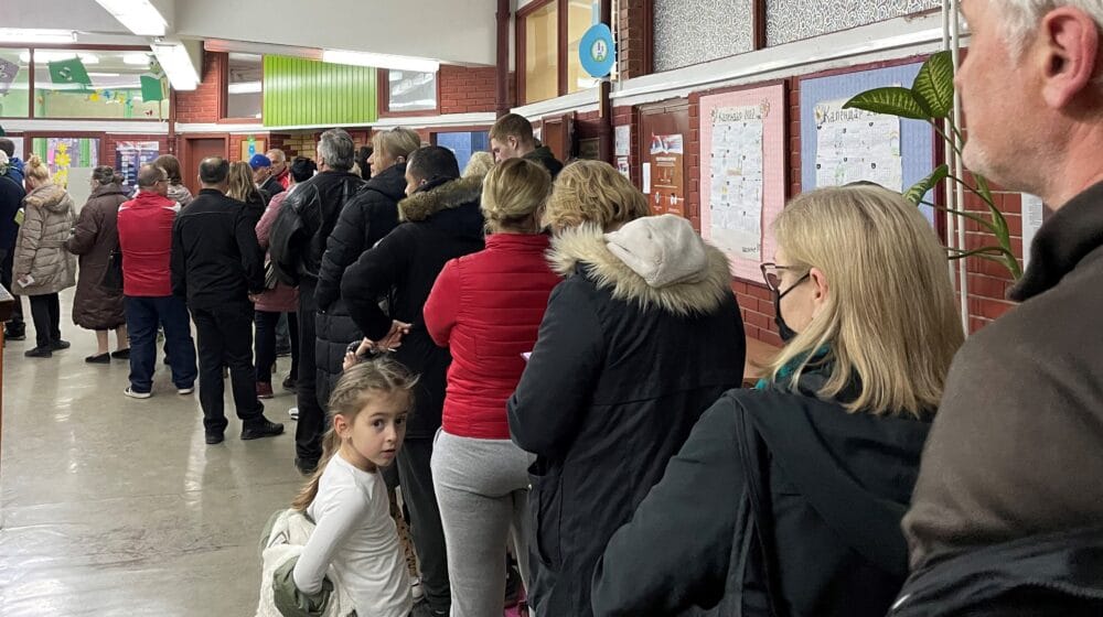 U Nišu do 18 časova na birališta izašlo 53,08 glasača, građani u redovima čekali po sat i po 1