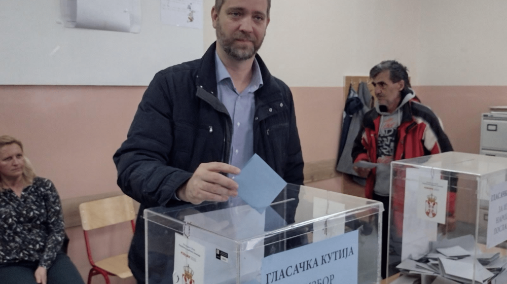U Kragujevcu do podne izašlo skoro 20 odsto birača, glasao i gradonačelnik Dašić 1