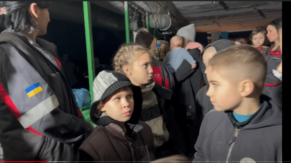 (VIDEO) Pripadnici jedinice Azov objavili snimak žena i dece zarobljenih u čeličani “Azovstal” 1