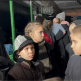 (VIDEO) Pripadnici jedinice Azov objavili snimak žena i dece zarobljenih u čeličani “Azovstal” 12