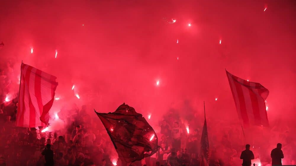 Zvezda zbog bakljada kažnjena pola miliona 1