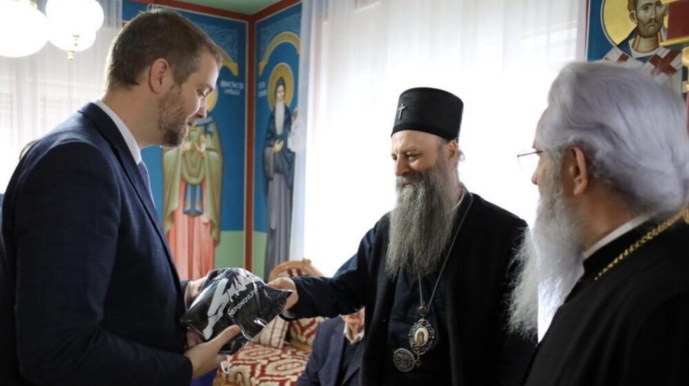Patrijarh Porfirije od gradonačelnika Kragujevca dobio na poklon majicu grupe “Smak” 1