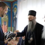 Patrijarh Porfirije od gradonačelnika Kragujevca dobio na poklon majicu grupe “Smak” 5