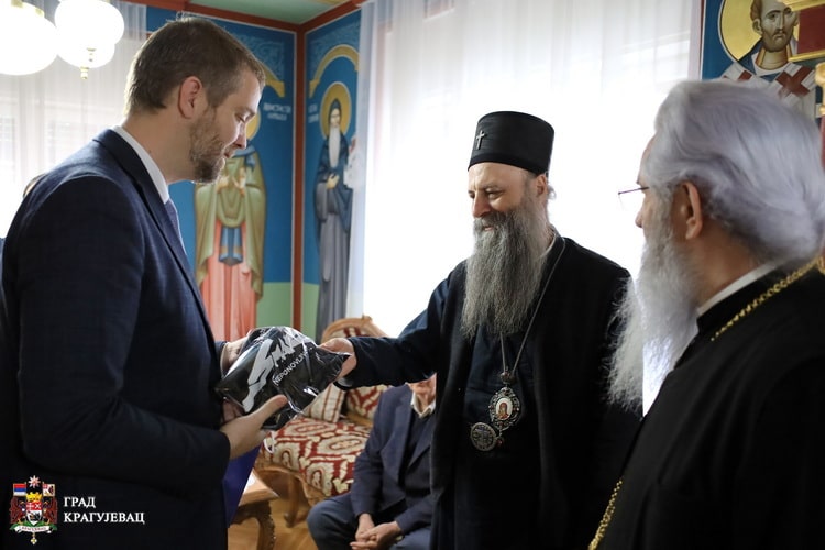 Patrijarh srpski Porfirije prilikom posete Kragujevcu dobio majicu grupe „Smak” 2