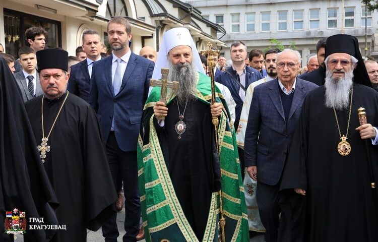 Patrijarh srpski Porfirije prilikom posete Kragujevcu dobio majicu grupe „Smak” 1