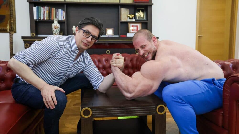 Pendarovski "obarao" ruku sa svetskim šampionom u bodibildingu Križanekom 1