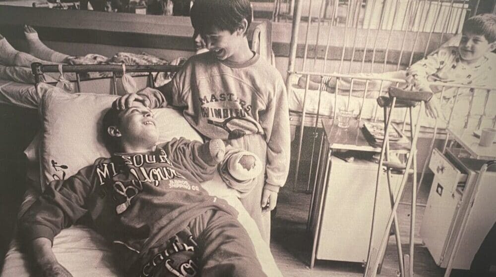 Sa izložbe fotografija “Opsada”: Porodica oplakuje smrt deteta, žena plače nad kovčegom voljene osobe 1