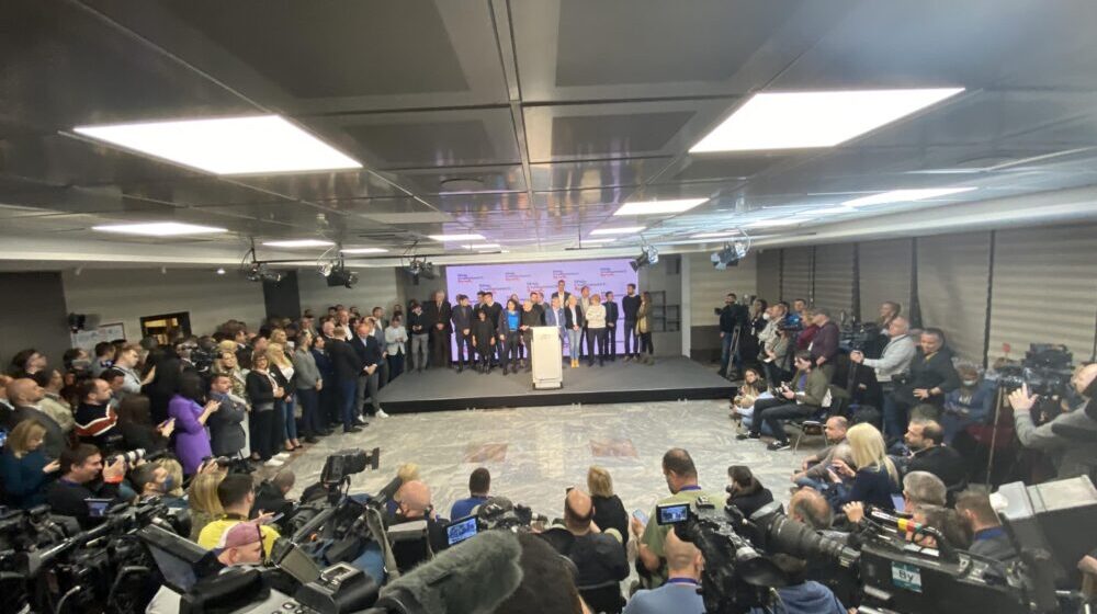 SNS: Naprednjaci zauzeli pozicije na bini, uskoro im se pridružuje Vučić 1