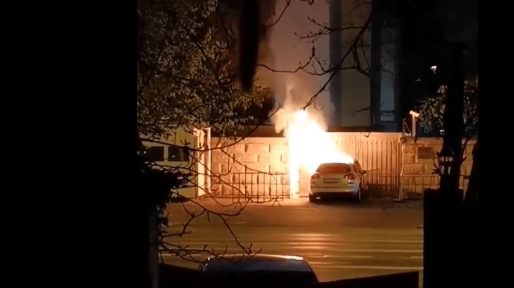 Vozač poginuo kada je autom udario u kapiju ruske ambasade u Rumuniji 1