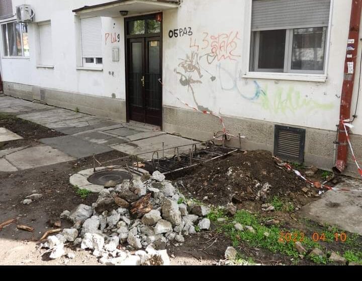 Stanari zrenjaninske "Ruže" izgubili strpljenje: Tražimo da majstori uklone nered ili sledi protest 1