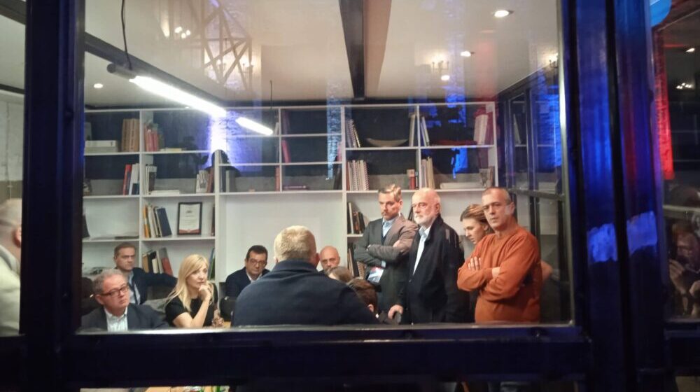 Lideri Ujedinjeni za pobedu Srbije razgovaraju u "staklenoj sobi", stigli Ponoš i Jeremić 1