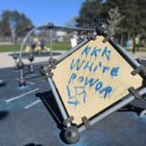 Rasističke poruke i „svastika” osvanuli u Kragujevcu 3