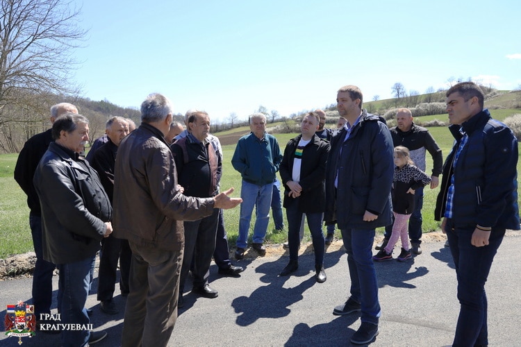 Kragujevac: Posle 20 godina saniran put u Velikim Pčelicama 2 Kragujevac: Posle 20 godina saniran put u Velikim Pčelicama 2