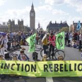 Ekološki aktivisti blokirali četiri londonska mosta 14