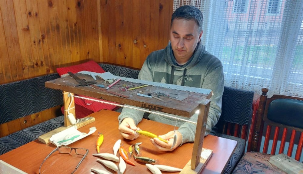 Varalice iz Zaječara spojile pecaroše od Amerike do Japana: Dejan objašnjava za Danas svoju tajnu izrade tog mamca za ribe 2 Varalice iz Zaječara spojile pecaroše od Amerike do Japana: Dejan objašnjava za Danas svoju tajnu izrade tog mamca za ribe 2