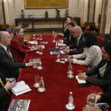 Goran Vesić se sastao sa specijalnom izaslanicom Stejt Departmenta za pitanja Holokausta Elen Džermejn 1