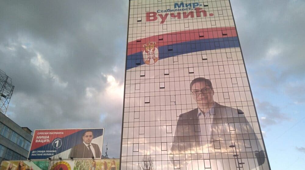 Niš: Počelo skidanje “najvećeg bilborda na svetu” sa likom Aleksandra Vučića 1