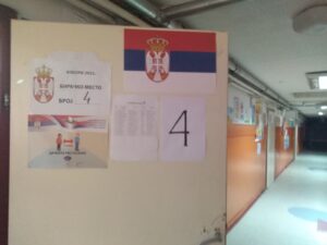 Niš: Gužve na biralištima, građani se žale na “nezvane” posetioce i duple spiskove 2 Niš: Gužve na biralištima, građani se žale na “nezvane” posetioce i duple spiskove 2