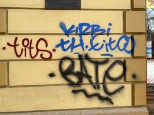 Subotica: Građani optužuju Grad da ne uklanja grafite, a Grad poručuje da su vlasnici objekata dužni to sami da rade 3 Subotica: Građani optužuju Grad da ne uklanja grafite, a Grad poručuje da su vlasnici objekata dužni to sami da rade 3