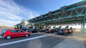 Od danas, 12. oktobra, državljani Srbije ulaze u 25 zemalja Evropske unije, kao i u četiri države Šengenskog prostora, prema novim pravilima. Novi sistem prvo kreće da funkcioniše u Hrvatskoj, zatim u Bugarskoj, Rumuniji, a od 28. okotobra i u Mađarskoj.