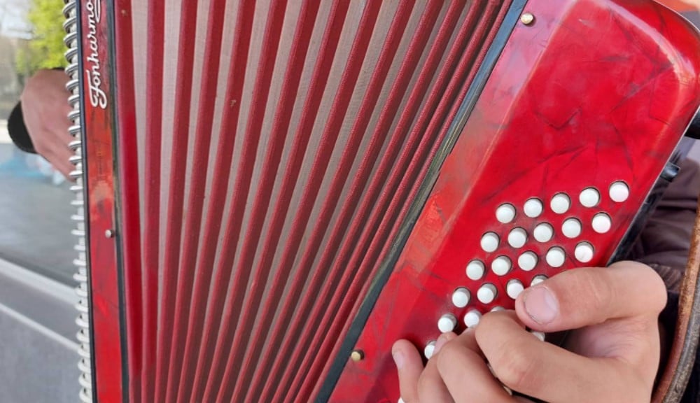 Samouki harmonikaš Milanče Šimunović iz Boljevca godinama svira na ulici u Zaječaru 2