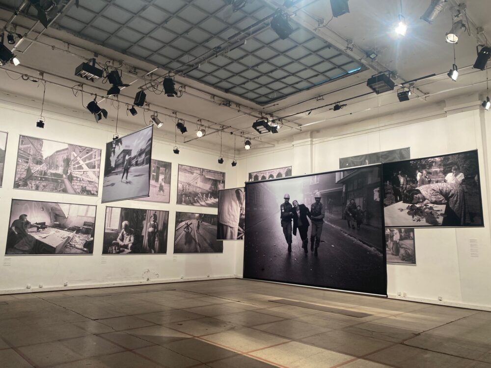 Sa izložbe fotografija “Opsada”: Porodica oplakuje smrt deteta, žena plače nad kovčegom voljene osobe 3