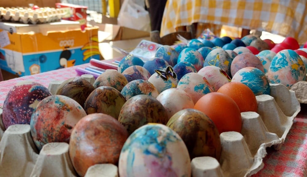 U Zaječaru sve je spremno za Uskrs: Šarena jaja i ukrasi obojili centar i pijacu 3