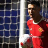 Kristijano Ronaldo se izvinio navijaču kojem je razbio telefon po završetku utakmice na „Gudison Parku“ (VIDEO) 4