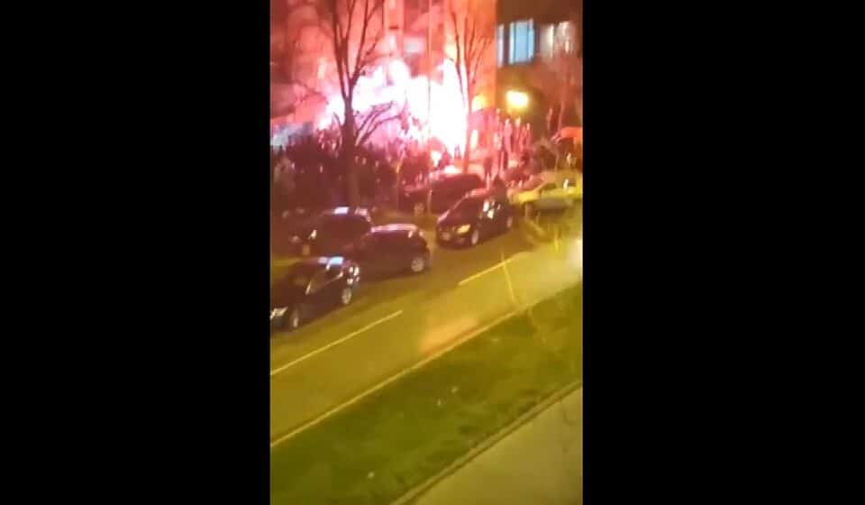 Naprednjaci u Novom Sadu slave uz trubače: Išarane fasade bojama srpske zastave 1