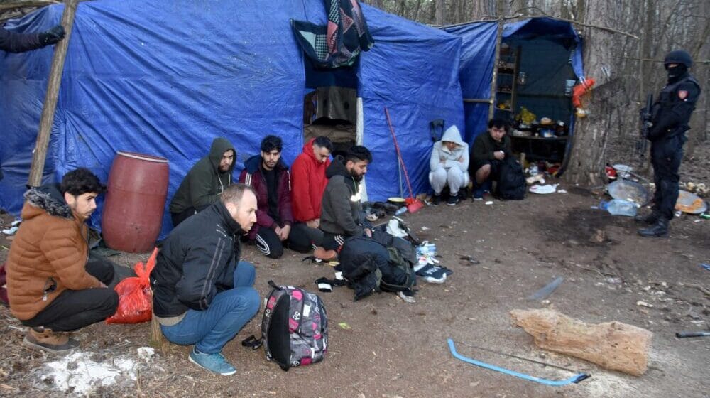 Policija prevezla 180 migranata iz Subotice u prihvatne centre 1