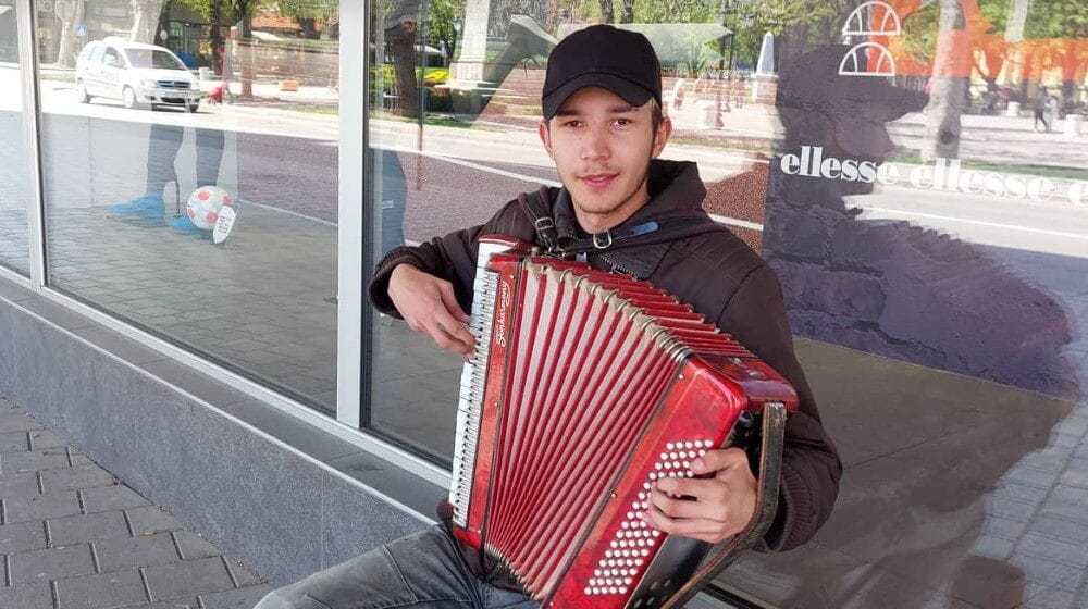 Samouki harmonikaš Milanče Šimunović iz Boljevca godinama svira na ulici u Zaječaru 1