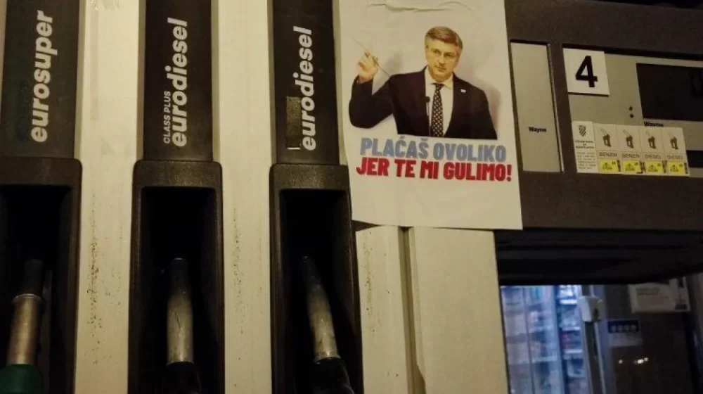 Na benzinskim pumpama u Zagrebu osvanuli plakati s likom Plenkovića i porukom 1